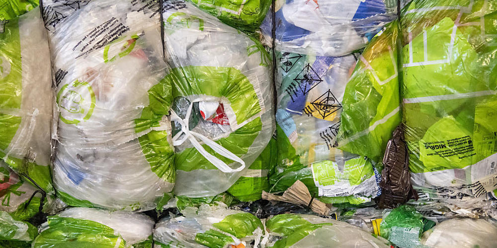 Plastik belastet die Umwelt. Laut Greenpeace müssen die grossen Konzerne mehr tun, um Abfall zu vermeiden. (Symbolbild)