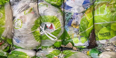 Plastik belastet die Umwelt. Laut Greenpeace müssen die grossen Konzerne mehr tun, um Abfall zu vermeiden. (Symbolbild)