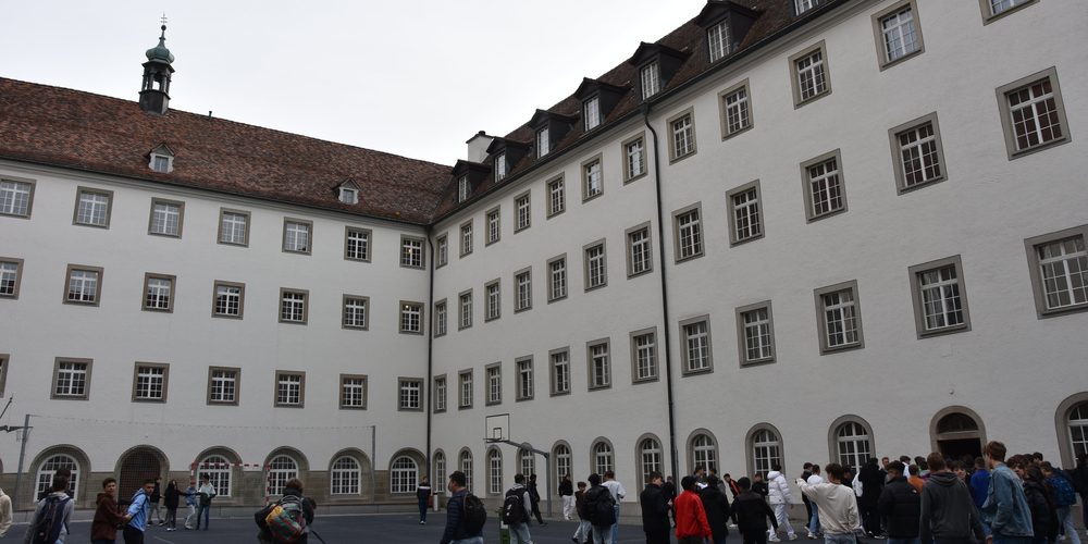 Blick vom Innenhof zum Dekanatsflügel (links) und Schulflügel (rechts), wo die Fenster ebenfalls ersetzt werden sollen.