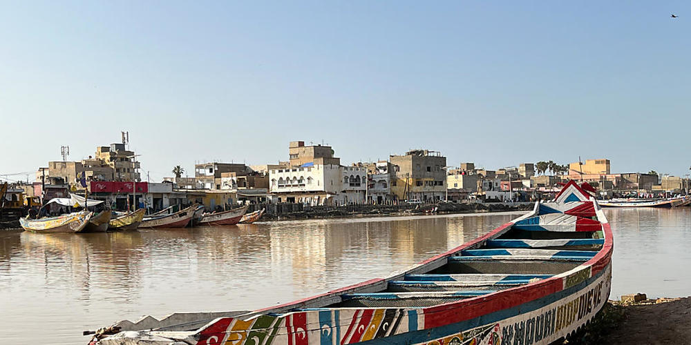 PRODUKTION - Ein für Westafrika typisches Fischerboot aus Holz liegt am Fluss Senegal in St. Louis. Foto: Lucia Weiß/dpa