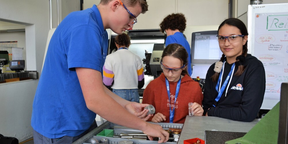 In der Fabrikation des Departements Physik auf dem Campus Hönggerberg wurden die Kinder von Lernenden instruiert. Rechts Isabella Klamet. 