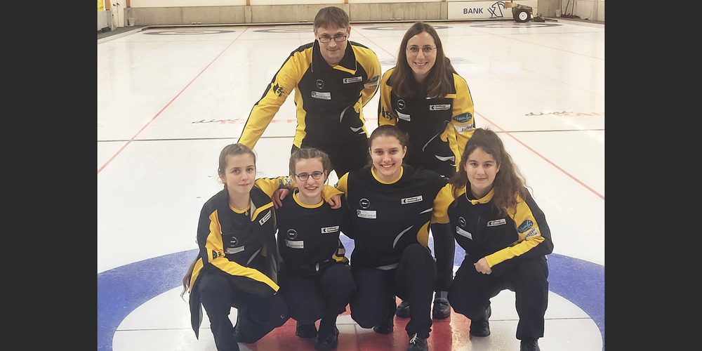 Souverän qualifizierten sie sich für die A-Liga. Vorne von links: Lorena Mathez (aus Wetzikon), Jara Lengweiler, Anja von Arx (Skip) und Ladina Blättler und dahinter die Coaches Michael Försterling und Lara Stocker. 