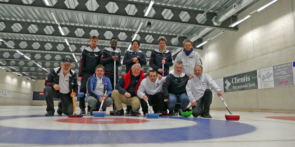 Die Freude nach dem Curlingspiel ist ersichtlich. 