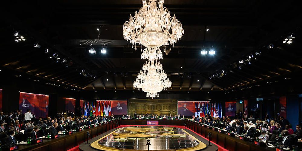 Die Staats- und Regierungschefs der Welt nehmen während des G20-Gipfels in Nusa Dua an einer Arbeitssitzung teil. Foto: Leon Neal/PA Wire/dpa