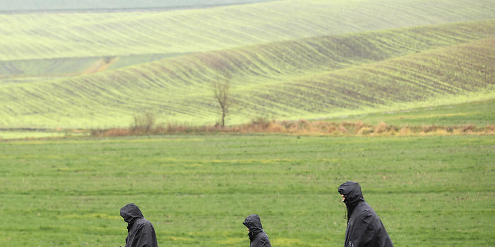 Polizisten in Przewodow in Ostpolen. Foto: Michal Dyjuk/AP/dpa
