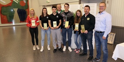 Die mit dem «Goldiga Bära» ausgezeichneten Sportler: v.l. Sirin Städler, Sara Bayerl, Sandro Graf, Hansruedi Götti, Micha Alder, Jenny Mosch, Andy Mosch, sowie Sponsorenvertreter Urs Schneider