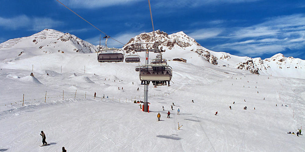 Oberhalb der Unterengadiner Hauptortes Scuol beim Skigebiet Motta Naluns könnte eines der grössten Solarkraftwerke der Schweiz entstehen. (Archivbild)