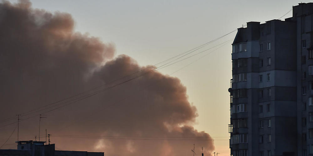 Blick auf Rauchwolken, die hinter Gebäuden in Lwiw aufsteigen. Foto: Pavlo Palamarchuk/SOPA Images via ZUMA Press Wire/dpa