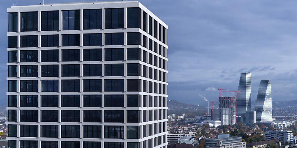 Der Basler Versicherer - im Bild das Hochhaus des Baloise Parks in Basel - bekommt die volatilen Finanzmärkte zu spüren. (Archivbild)