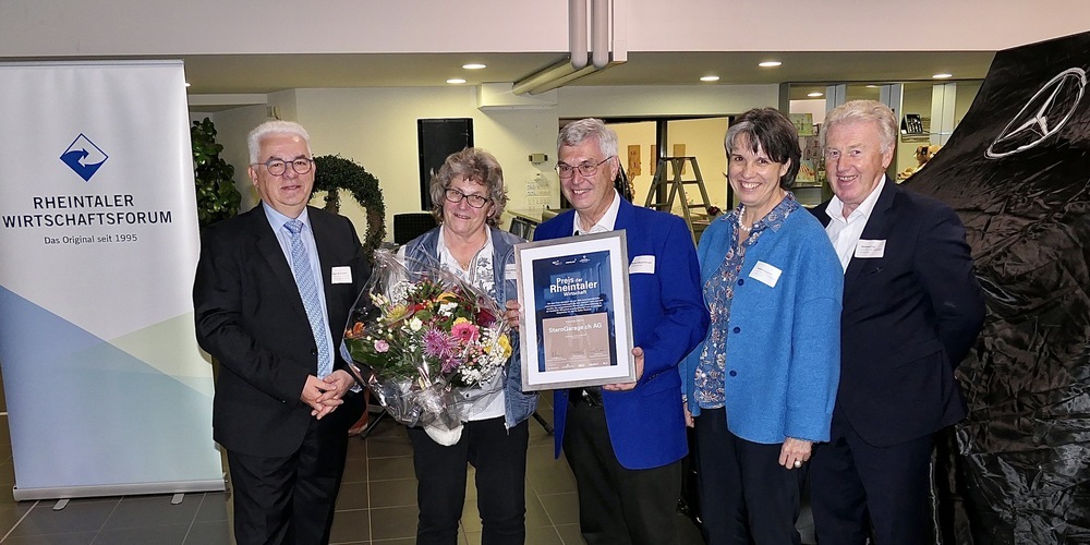 Sie freuten sich über die Vergabe des Preises der Rheintaler Wirtschaft an die SternGarage: v.l. AGV-Präsident Klaus Brammertz, SternGaragen-Chefs Klara Bischofberger und Bruno Bischofberger, Präsidentin des Vereins St.Galler Rheintal Sabina Saggioro und Medien-Profi Reinhard Frei