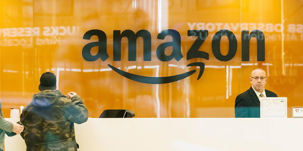 Der Internet-Konzern Amazon will rund 10'000 Stellen streichen. (Archiv)