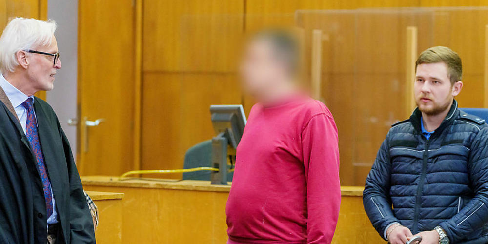 Der Angeklagte spricht mit seinem Anwalt. Foto: Andreas Arnold/dpa-pool/dpa - ACHTUNG: Person(en) wurde(n) aus rechtlichen Gründen gepixelt