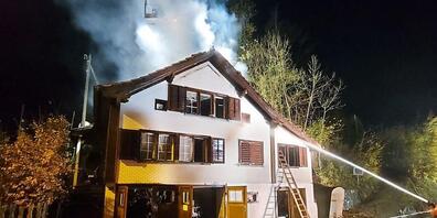 Ein Übergreifen des Feuers auf den angrenzenden Wald konnte verhindert werden. Das Haus wurde jedoch komplett zerstört.