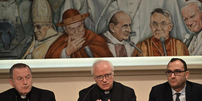 Der Präsident des nationalen Dienstes für den Schutz von Minderjährigen und vulnerablen Personen der italienischen Bischofskonferenz (CEI), Lorenzo Ghizzoni (l), sitzt in der Pressekonferenz neben dem dem CEI-Generalsekretär, Giuseppe Baturi (M) u...