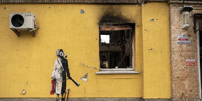 HANDOUT - Das Handout-Foto, das der Streetart-Künstler Banksy über eine Agentur an die Britische Nachrichtenagentur Press Association gegeben hat, zeigt eins seiner Werke an einem kriegszerstörten Haus. Foto: Banksy/Banksy/Instagram/PA Media/dpa -...
