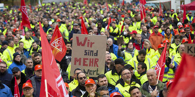 Die Sozialpartner in der deutschen Metallindustrie haben nach langen Verhandlungen über Lohnerhöhungen und sonstigen Leistungen einen Kompromiss erzielt. Arbeitgeber und Arbeitnehmer mussten Kompromisse eingehen. (Archivbild)