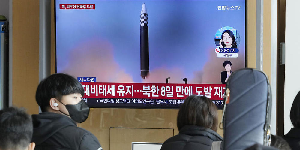 Das erneute Abfeuern einer atomwaffenfähigen Interkontinentalrakete durch Nordkorea beunruhigt nicht nur das direkte Nachbarland Südkorea, sondern die gesamte internationale Gemeinschaft beim Apec-Gipfel. Foto: Ahn Young-Joon/AP/dpa