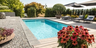 Wer den Poolspezialistinnen und -spezialisten von Zweifel Badegärten vertraut, muss keine bösen Überraschungen im Garten befürchten.