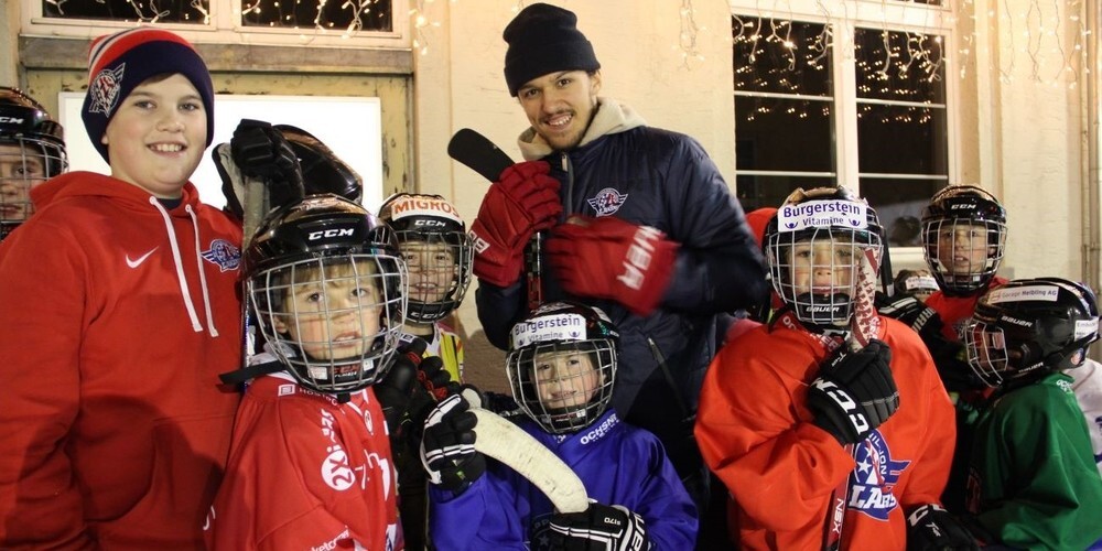 Erinnerungen an letztes Jahr, als David Aebischer mit den Kids Eishockey spielte.