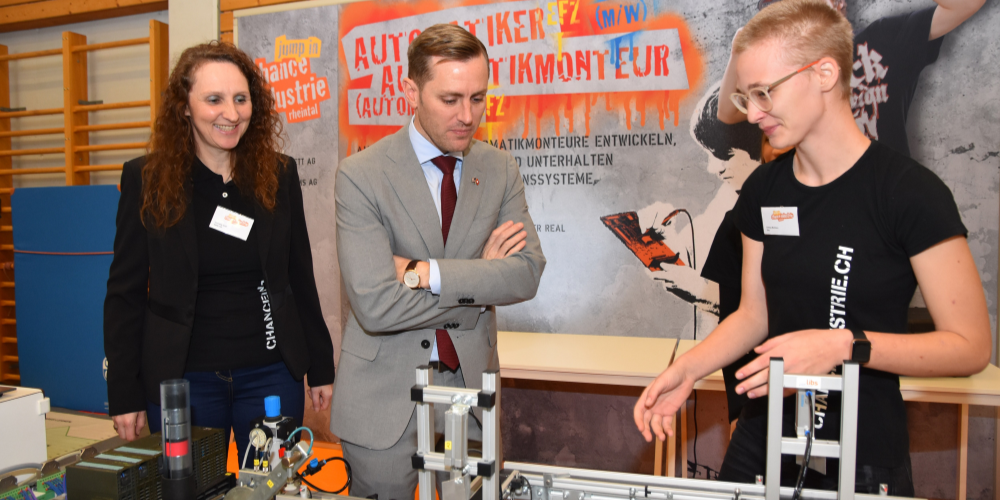 Am Stand der Automatikmonteurinnen und Automatiker liess sich US-Botschafter Scott Miller von CIR-Präsidentin Cornelia Grill (links) und Emma Mollnau eine Sortiermaschine erklären.