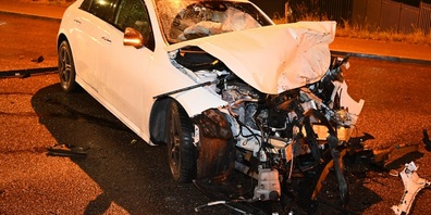 Die beiden Autofahrer wurden dabei unbestimmt verletzt, ein Mitfahrer wurde eher leicht verletzt. Die beiden Autofahrer wurden von der Rega und vom Rettungsdienst in Spitäler gebracht. Es entstand Sachschaden im Wert von mehreren zehntausend Franken.