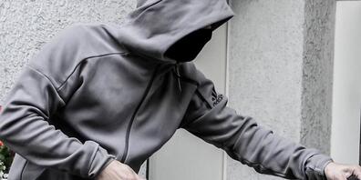 Die St. Galler Kantonspolizei verdächtigt einen 27-jährigen Schweizer, bei einem Raubversuch ein Messer eingesetzt zu haben. (Symbolbild)