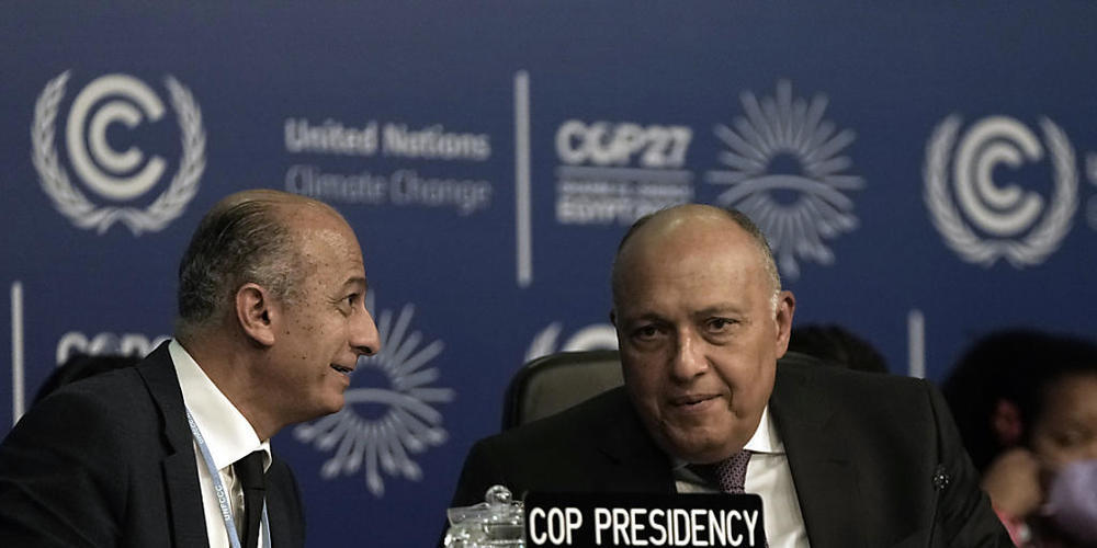 Wael Aboulmagd (l), Sonderbeauftragter des COP-Vorsitzes, spricht mit Sameh Shoukry, Präsident des COP27-Klimagipfels, während sie am Gipfel teilnehmen. Foto: Nariman El-Mofty/AP/dpa