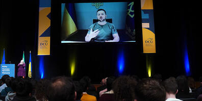 Wolodymyr Selenskyj richtet seine Videobotschaft an die irische Universitätsgemeinschaft. Foto: Brian Lawless/PA Wire/dpa