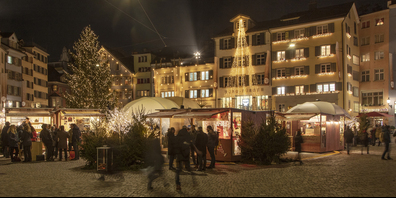 Auf dem Münsterhof lockt bis zum 24. Dezember ein stimmungsvoller Weihnachtsmarkt mit Ständen von lokalen Unternehmen.