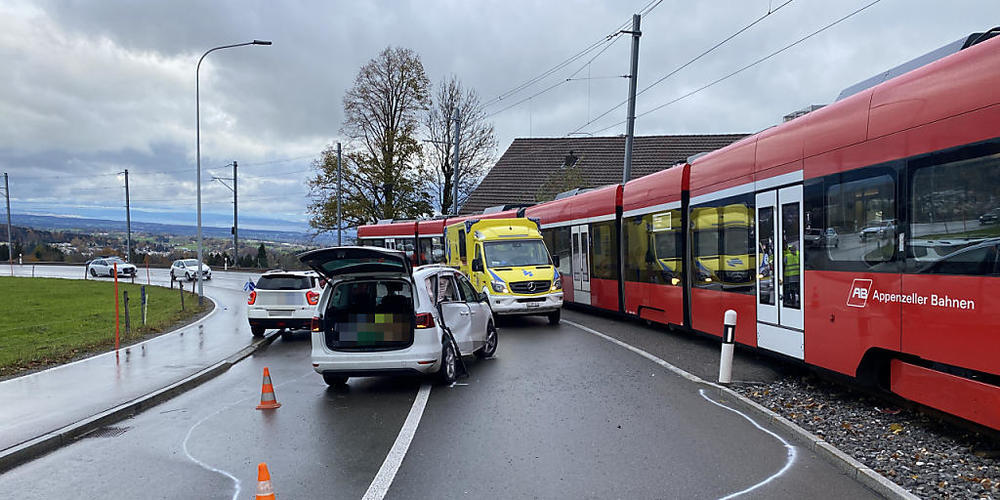 Bei der Kollision von einem Auto mit einem Zug verletzte sich am Freitagnachmittag in St. Gallen eine Beifahrerin des Autos.
