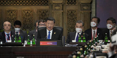 Xi Jinping, Präsident von China, spricht während des G20-Gipfels. Die Gruppe der G20, der stärksten Industrienationen und aufstrebenden Volkswirtschaften, kommt für zwei Tage auf der indonesischen Insel Bali zusammen. Foto: Dita Alangkara/AP Pool/dpa