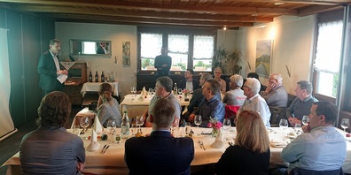 AGV Region Uzwil-Präsident Urban Hess begrüsste die Teilnehmenden im Restaurant Frohsinn, Oberbüren, und stellte den Referenten Bruno Eisenhut von Pro Familia Ostschweiz vor.