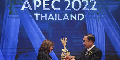 Kamala Harris (l), Vizepräsidentin der USA, und Prayuth Chan-ocha. Premierminister von Thailand, halten einen Chalom, einen Bambuskorb, der die «Stabübergabe» symbolisiert, während der Abschlusszeremonie des Apec-Gipfels. Die USA wird Gastgeber de...