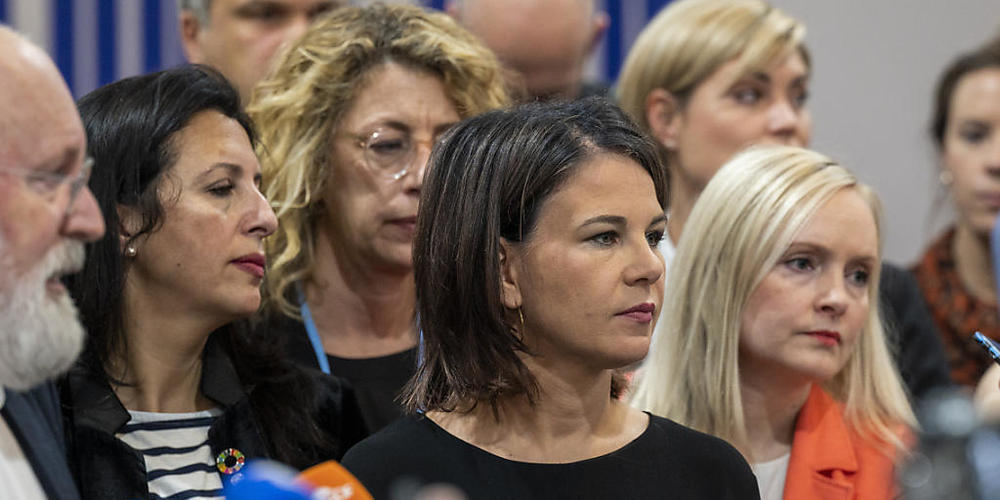 dpatopbilder - Annalena Baerbock (Bündnis 90/Die Grünen, M), Außenministerin, verfolgt beim UN-Klimagipfel COP27 eine Pressekonferenz. Daneben spricht Frans Timmermans (l), Vizepräsident der Europäischen Kommission. Foto: Christophe Gateau/dpa