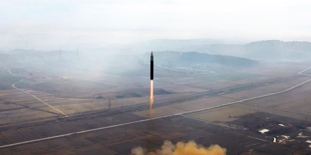 HANDOUT - Nordkorea feuerte vom internationalen Flughafen in Pjöngjang eine Interkontinentalrakete ab, wie die staatliche Nachrichtenagentur KCNA mitteilte. Foto: -/KCNA/dpa - ACHTUNG: Nur zur redaktionellen Verwendung im Zusammenhang mit der aktu...