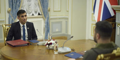 HANDOUT - Der britische Premierminister Rishi Sunak ist überraschend zu Gesprächen in der ukrainischen Hauptstadt Kiew eingetroffen. Foto: ---/Ukrainian Presidential Press Office via AP/dpa - ACHTUNG: Nur zur redaktionellen Verwendung und nur mit ...
