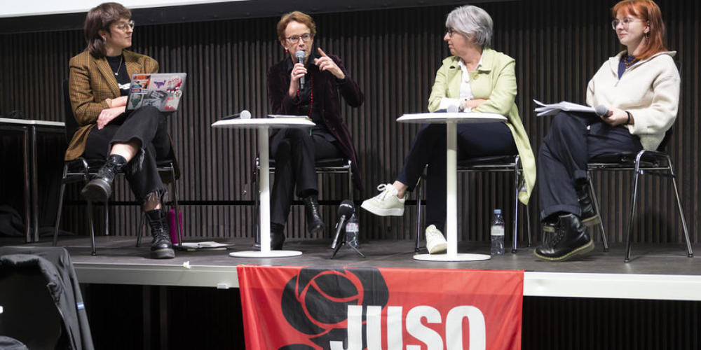 Bundesratskandidatin Eva Herzog (SP/BS), zweite von links, spricht neben Bundesratskandidatin Elisabeth Baume-Schneider (SP/JU), zweite von rechts.