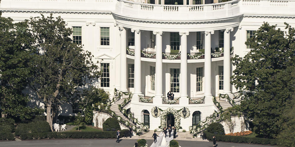Die Enkelin von US-Präsident Biden, Naomi Biden, und ihr Verlobter, Peter Neal, heiraten auf dem Südrasen des Weißen Hauses in Washington. Foto: Carolyn Kaster/AP/dpa