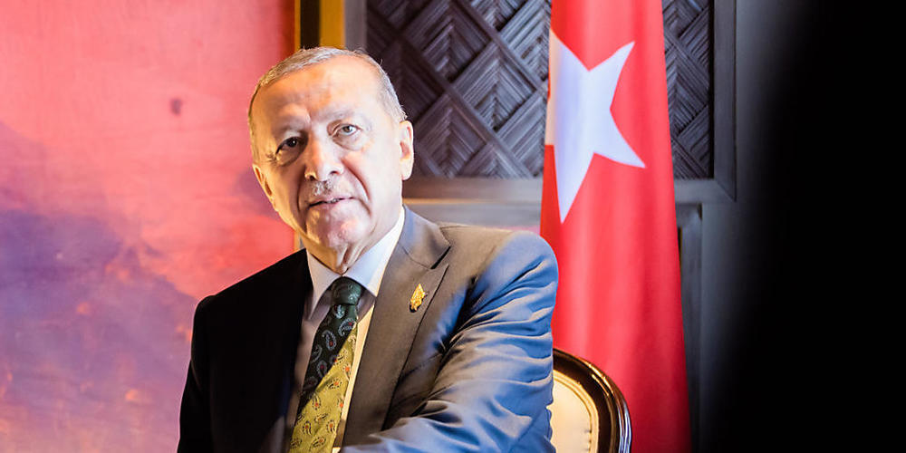 Recep Tayyip Erdogan, Präsident der Türkei, trifft Bundeskanzler Scholz bei einem bilateralen Gespräch beim G20-Gipfel. Foto: Christoph Soeder/dpa