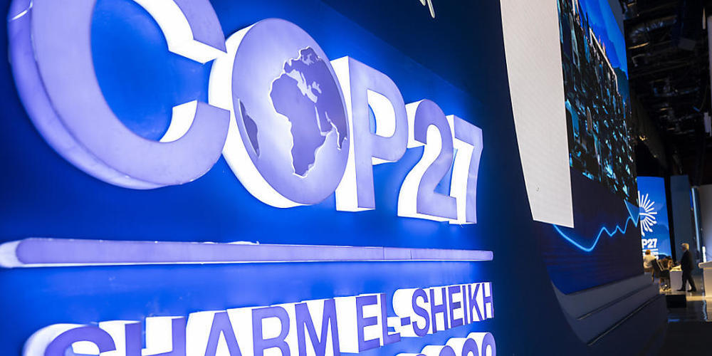 Bei der Abschlusszeremonie vom UN-Klimagipfel COP27 leuchtet das Logo des Klimagipfels. Foto: Christophe Gateau/dpa