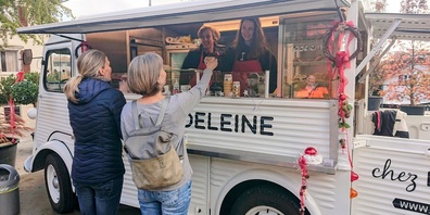 "Chez Madeleine" ist mit ihrem Street Food-Oldtimer an der Adventseröffnung bei Blumen Nützi und verwöhnt die Besucherinnen und Besucher mit leckeren Crêpes und heissen Getränken.