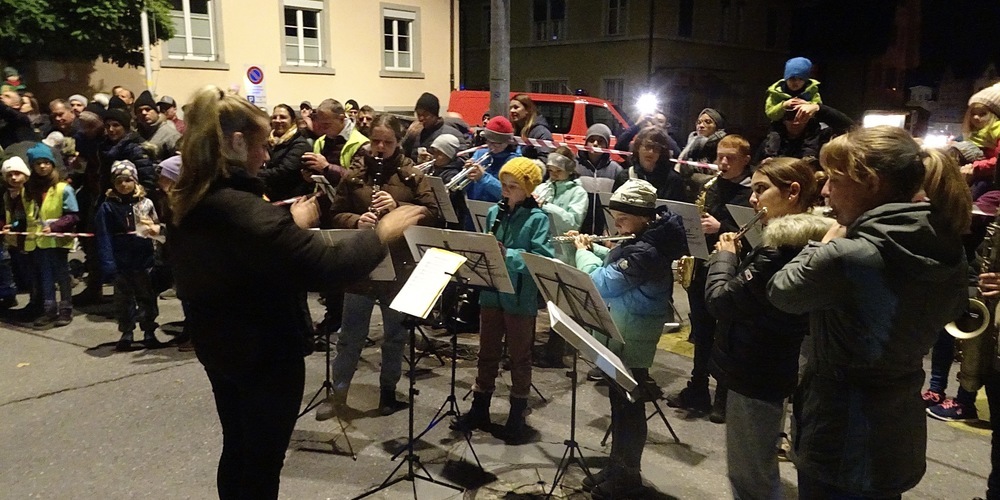 Die Jungmusik spielte und die Kinder sangen dazu