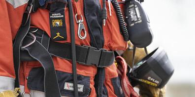 Schutz und Rettung Zürich musste mit einem Grossaufgebot nach Dällikon ausrücken, nachdem in einem Gemüseverarbeiter Ammoniak ausgetreten war. (Themenbild)
