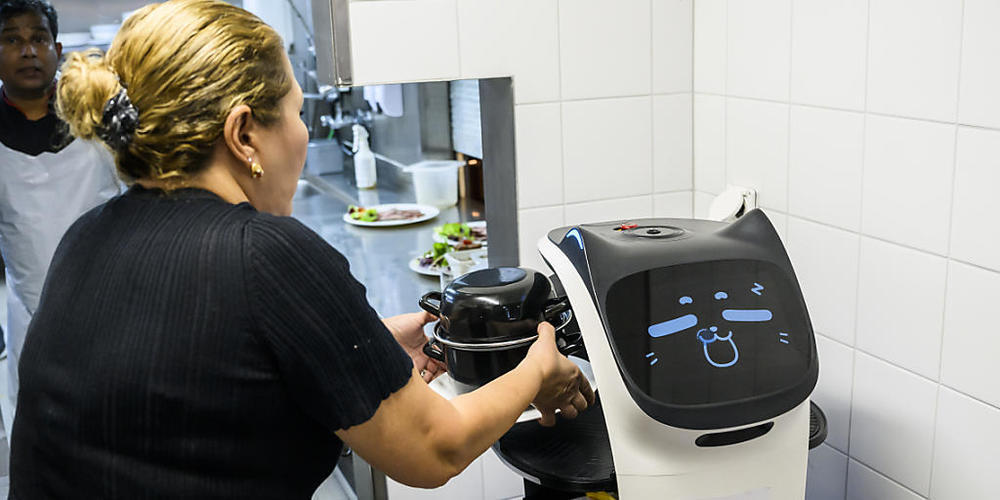 Der Roboter "Bella" hilft beim Servieren oder Abräumen.