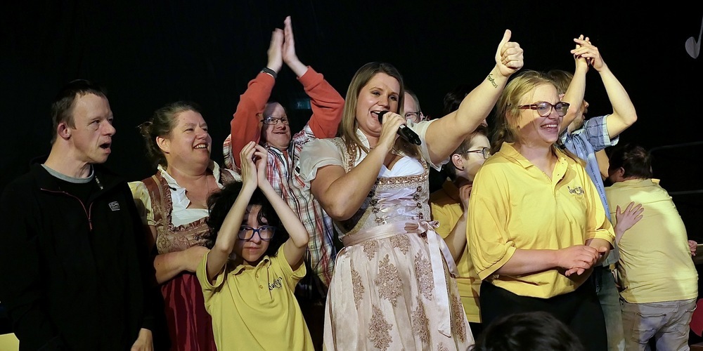 Sängerin Manuela Fellner sang inmitten ihrer begeisterten Fans