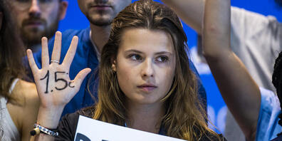 Klimaaktivistin der Fridays for Future Bewegung Luisa Neubauer steht bei einer Demonstration auf dem UN-Klimagipfel COP27. Foto: Christophe Gateau/dpa
