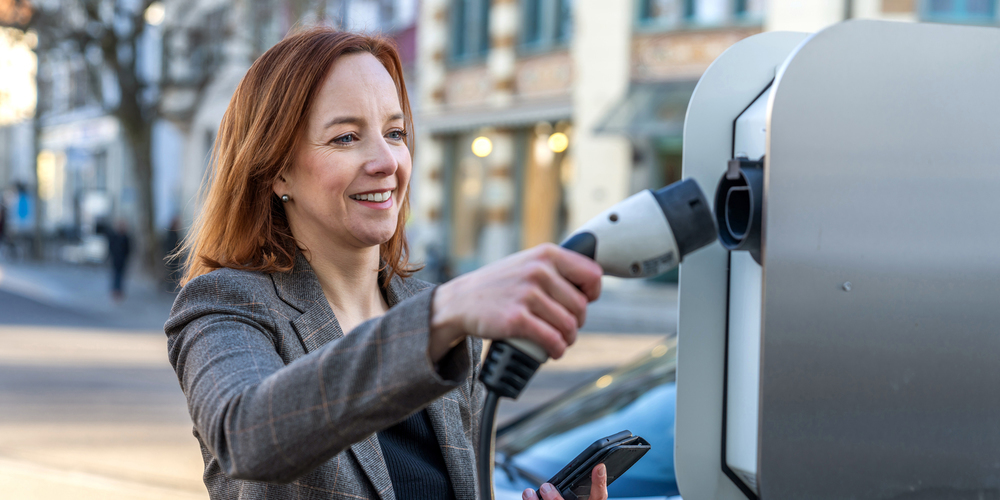 An der neuen Ladesäule wird das Fahrzeug mit nachhaltig produziertem Naturstrom aus 100 % Wasserkraft aufgeladen. 