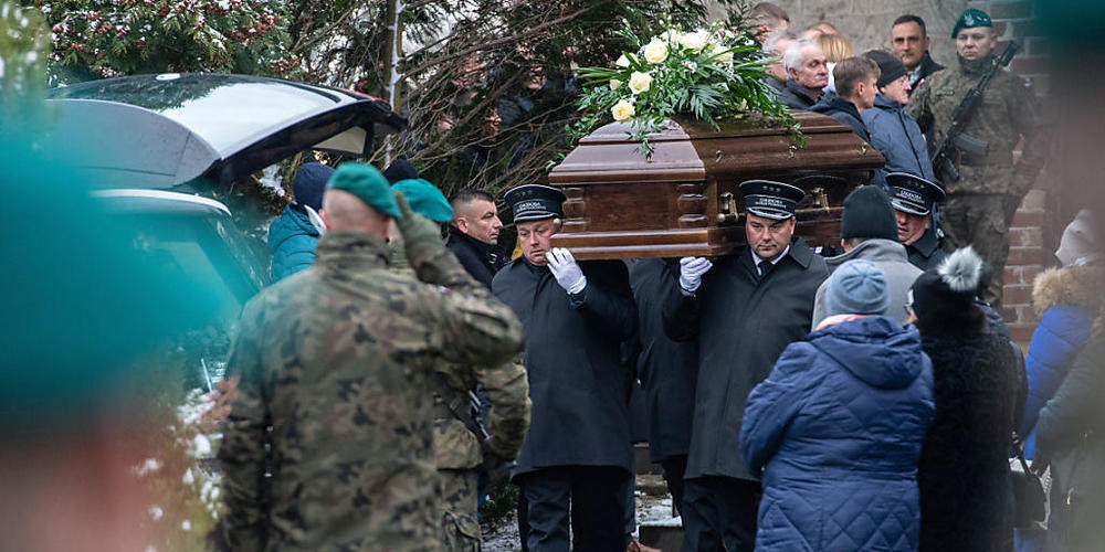 Sargträger tragen den Sarg eines der Explosionsopfer in Polen. Foto: ---/AP/dpa