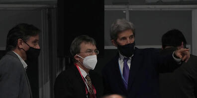 Der an der COP27 beschlossene Fonds zur Entschädigung der ärmsten Länder für die Folgen des Klimawandels ist für den Schweizer Delegationsleiter Franz Perrez (Mitte) kein Grund für Freudensprünge. Ein Geldtopf mehr bedeute nicht automatisch mehr G...