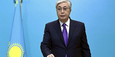 HANDOUT - Tokajew, Präsident von Kasachstan, gibt in einem Wahllokal seine Stimme bei der Präsidentenwahl ab. Foto: Uncredited/Kazakhstan's President Press Office/AP/dpa - ACHTUNG: Nur zur redaktionellen Verwendung im Zusammenhang mit der aktuelle...